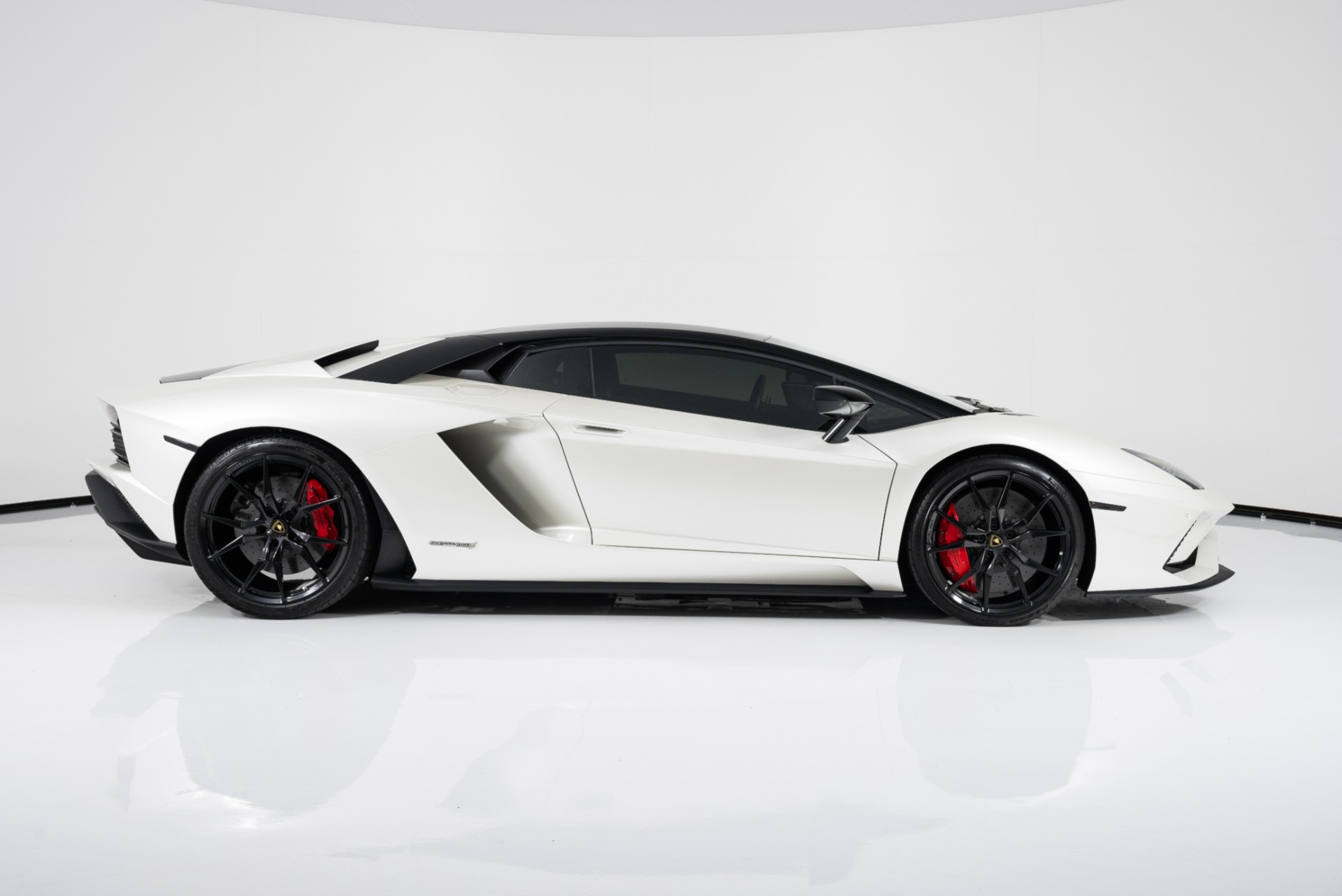 LAMBORGHINI AVENTADOR